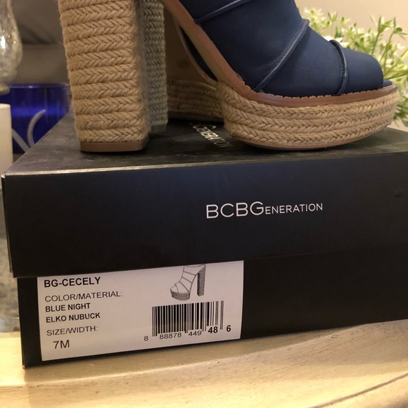 SOLD!!!

💙NEW “BCBG” *Cecely* Blue Midnight Elko Nubuck size 7💙 - Picture 8 of 8